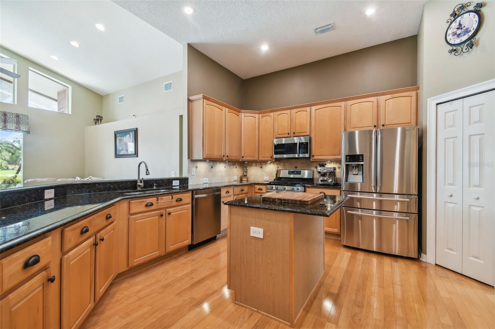 Kitchen w/42" upper cabinets and soft-close doors