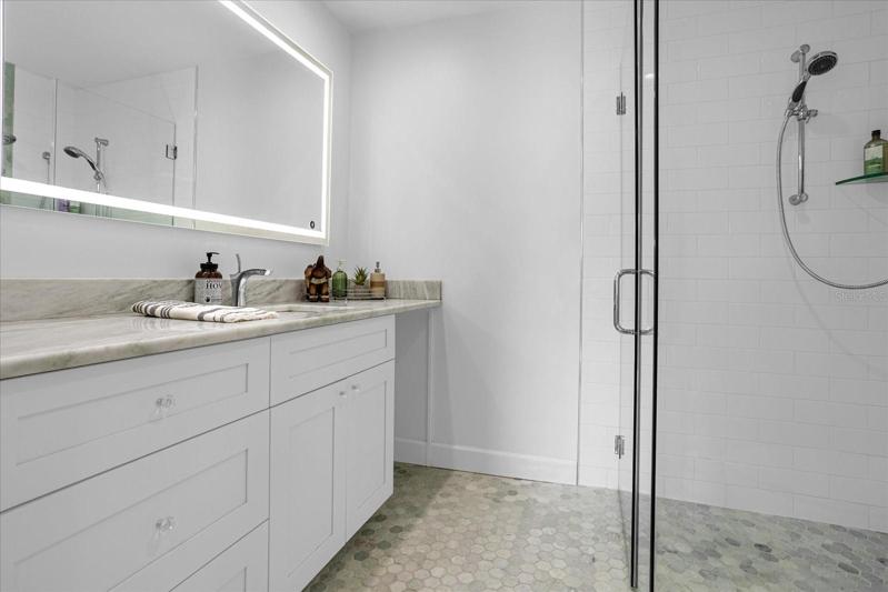 2nd Master / In-Law Suite En-Suite Bathroom