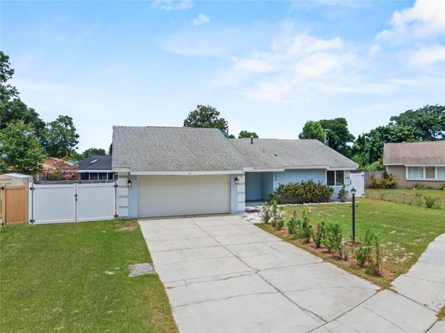 Double gates provide easy access to the backyard. Perfect for boats, RV's, trucks etc..