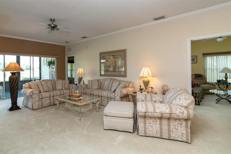 The large living room space is very flexible.