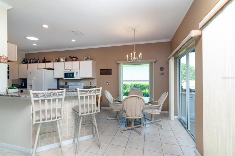 The handy snack bar is perfect for those casual meals.