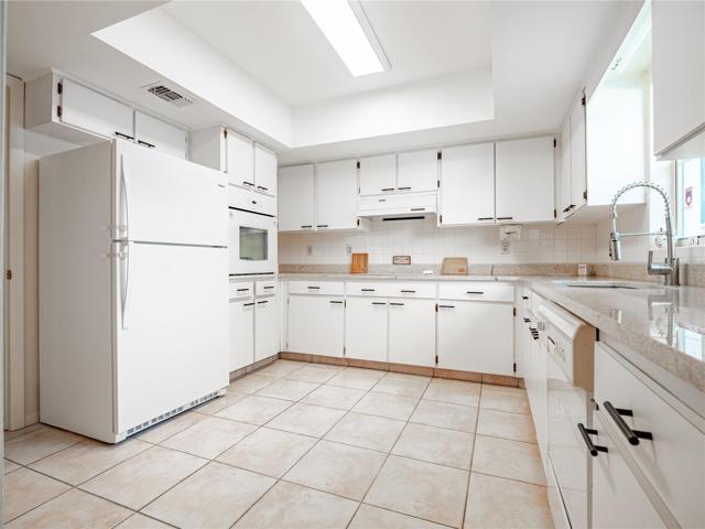Granite counter tops.