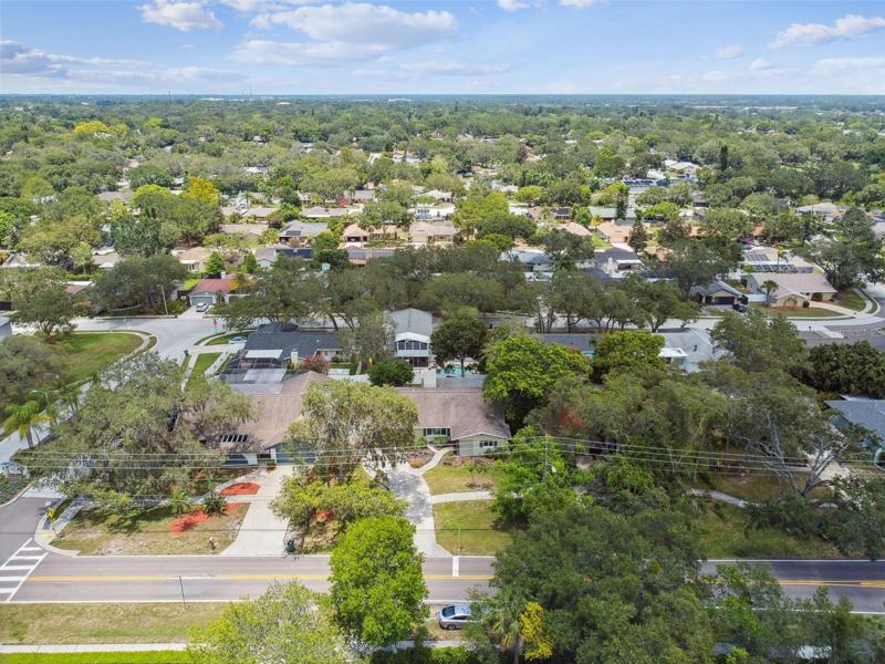 Leave the car because nothing is too far. Bonefish, Publix, Dunkin Donuts, Ed's Fine Wines, Elizabeths Bakery, Aqua Alta, a vet, a tailor, Einstein Bagels are just a few places that are all within a 1/2 mile from the house