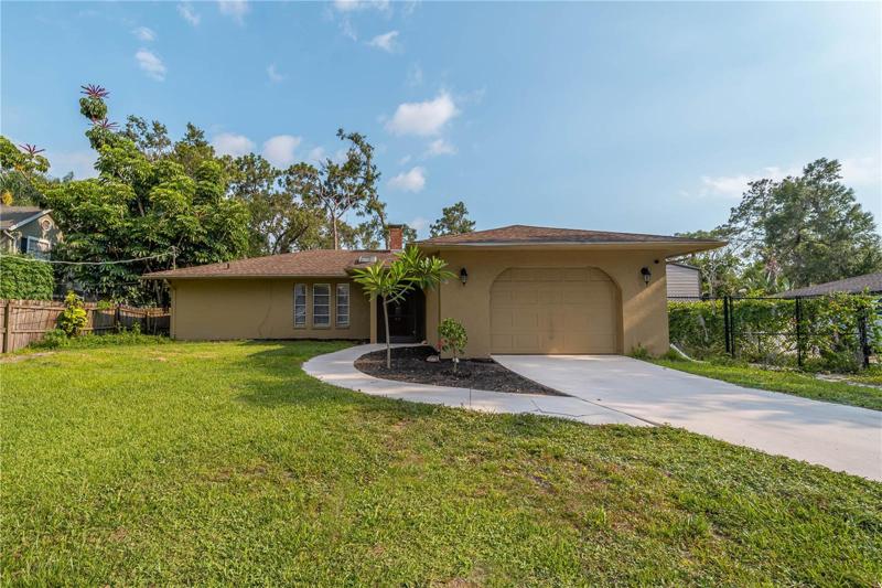 Only 1/2 mile to I-75! 3 Bedroom, 2 Bath has 1,384 sf of air-conditioned space and 2,164 sf under roof