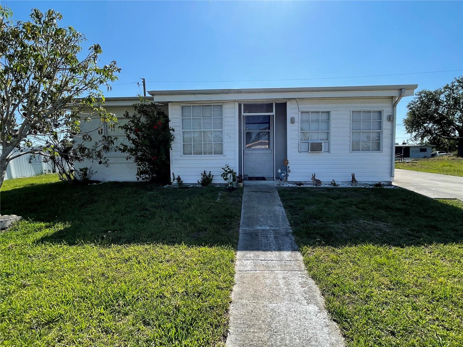 3/2 plus bonus room in convenient location