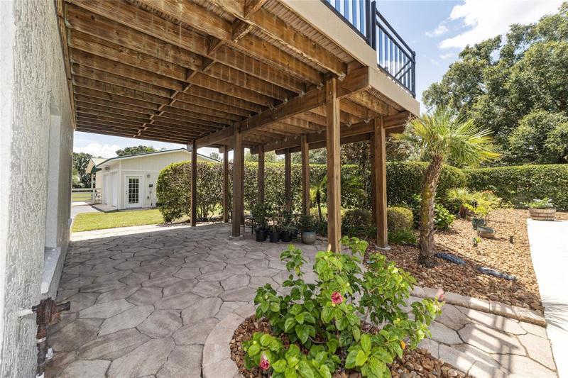 Court yard to barn