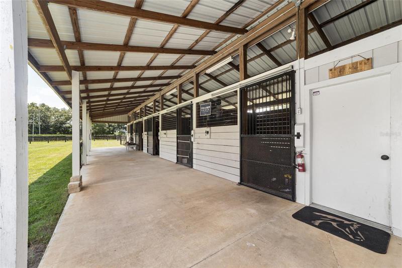 6 stall shed row barn with mats