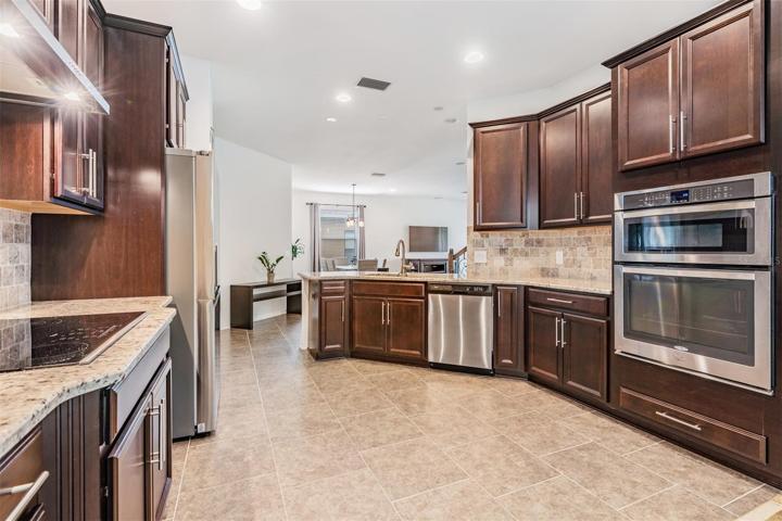 Stainless appliances & drop in stovetop!