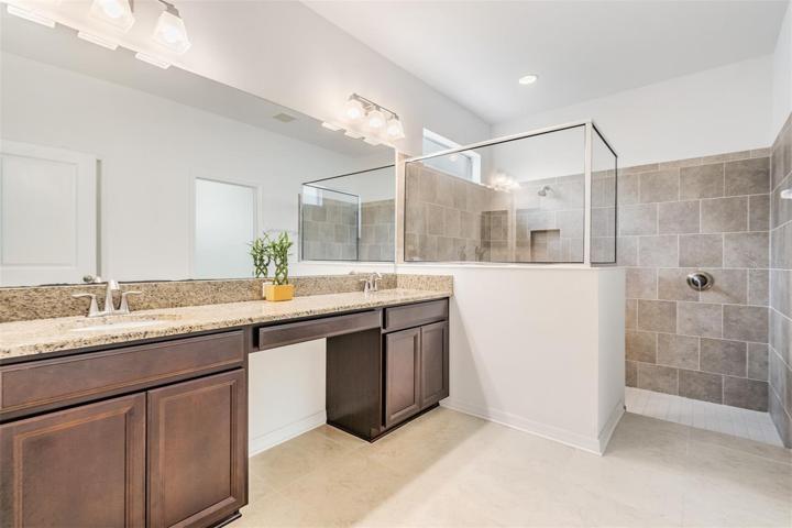 Spacious owners ensuite bath w/dual sinks and extra large shower