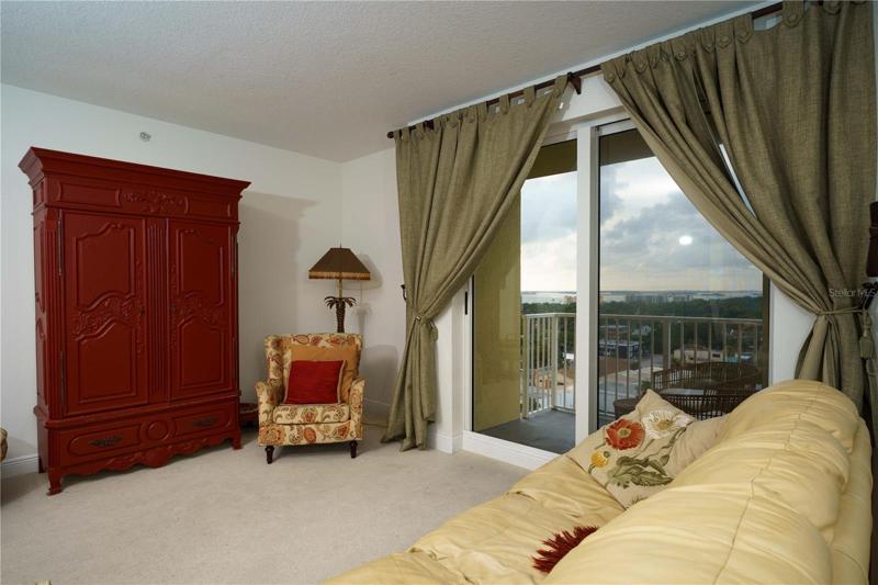 You can see water from the living room!