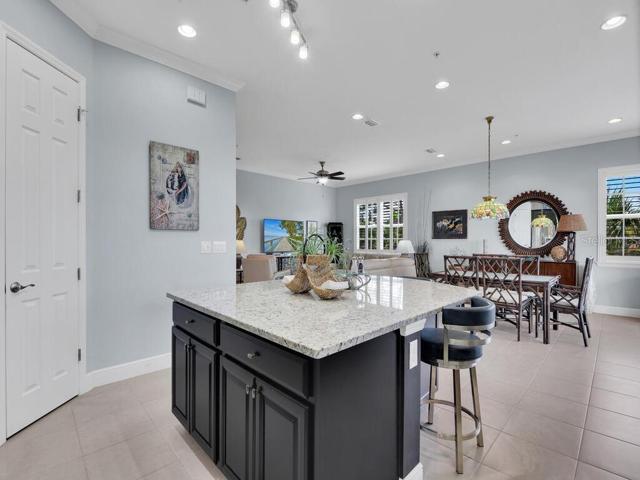 Large Island & Walk-In Pantry
