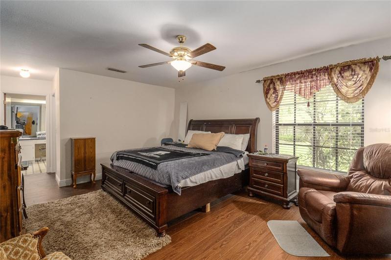 Master bedroom with en-suite bath and walk in closet