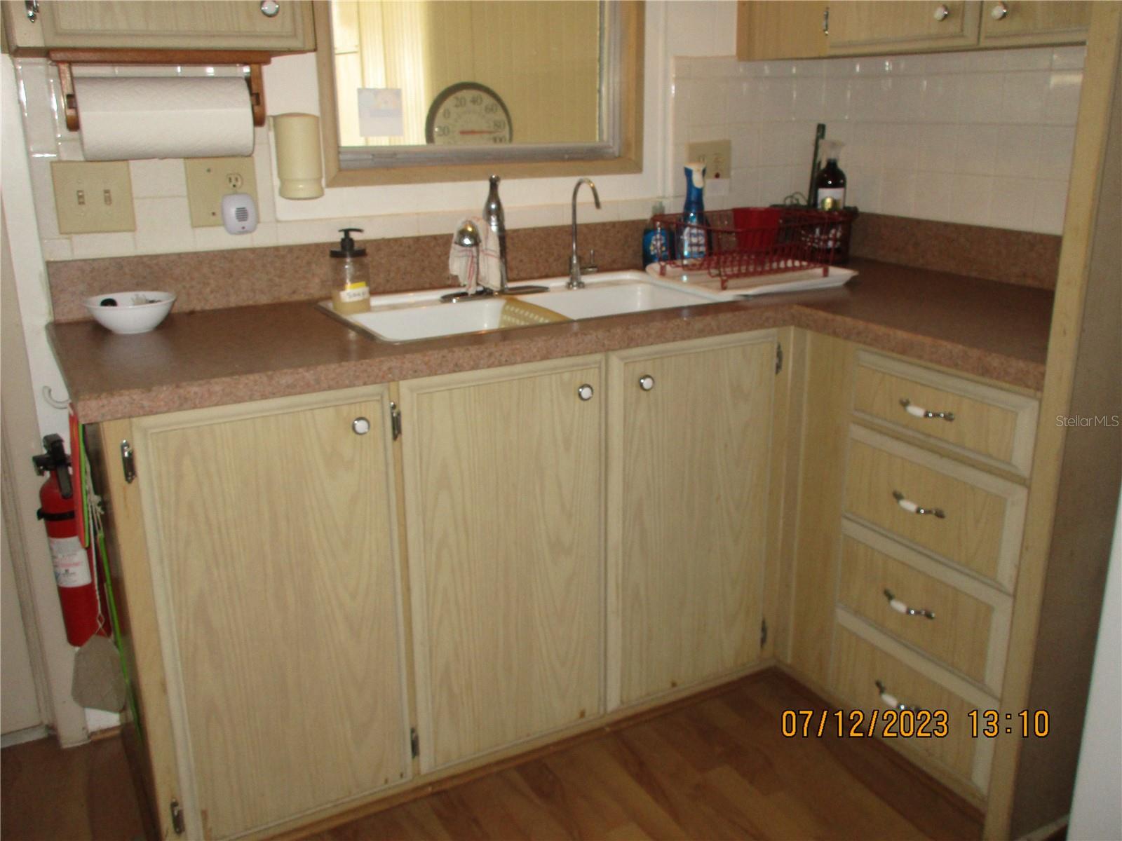 KITCHEN SINK/WINDOW