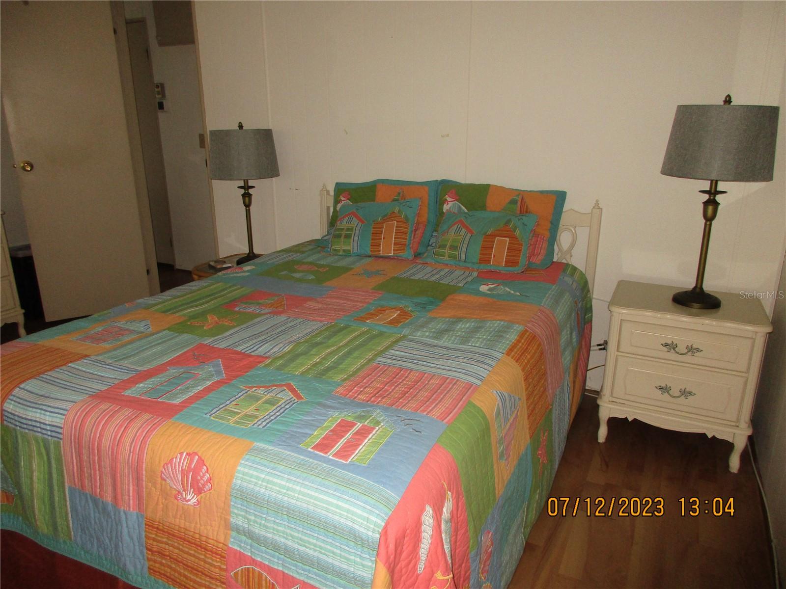 MASTER QUEEN BED