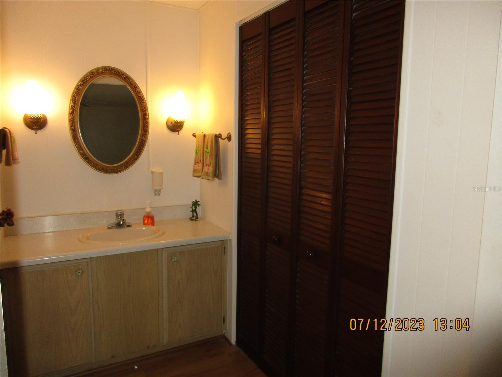 MBATH DRESSING AREA