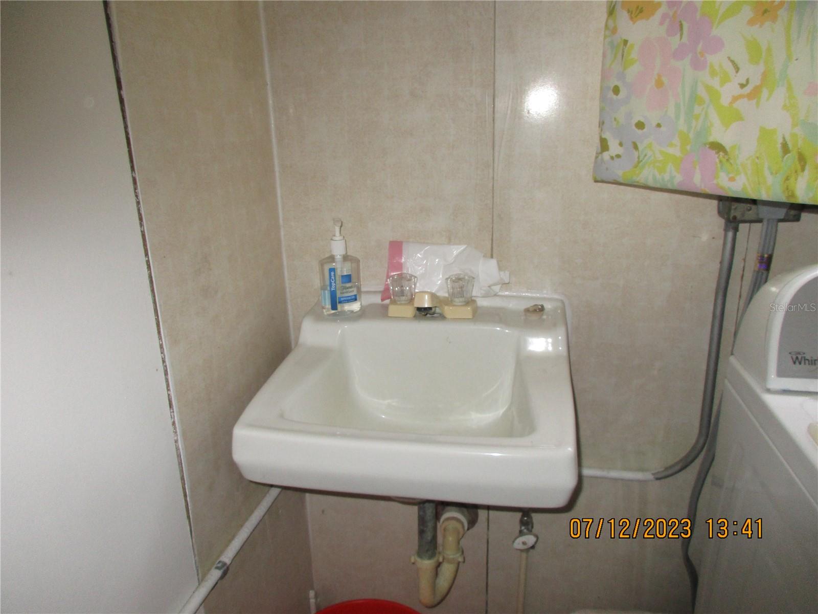 LAUNDRY SINK