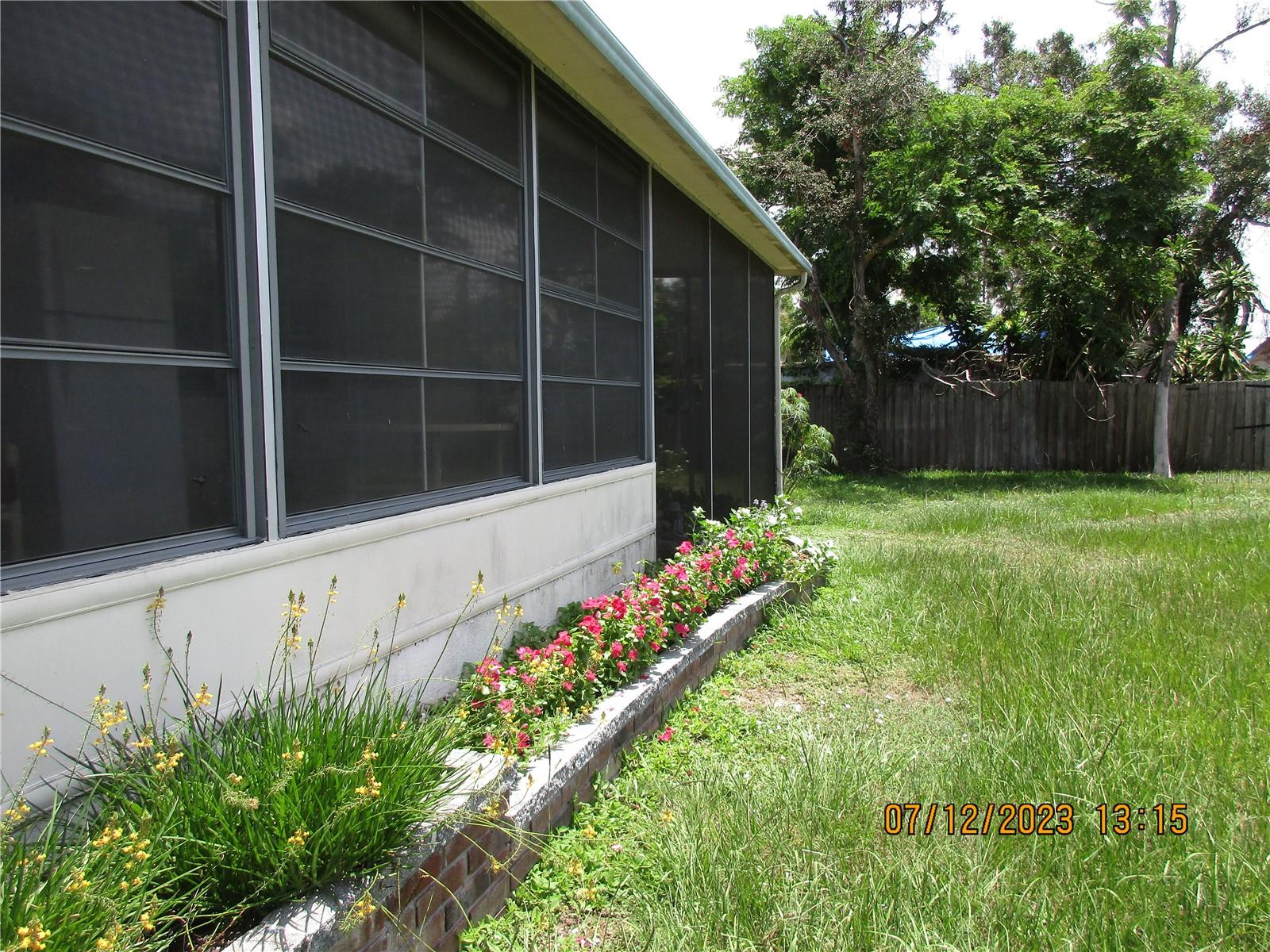 SIDE FLOWERS