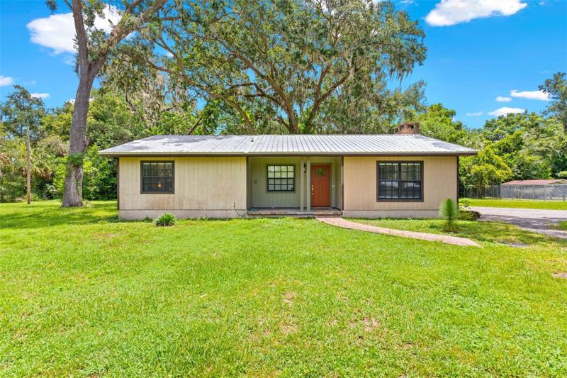 Welcome to 2806 Franklin Street!  This home boasts 2 bedrooms, 2 bathrooms just under 1,300 heated square feet and sitting on a .71 acre lot in Plant City.