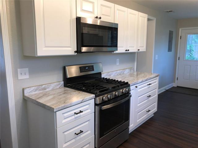 kitchen w gas range