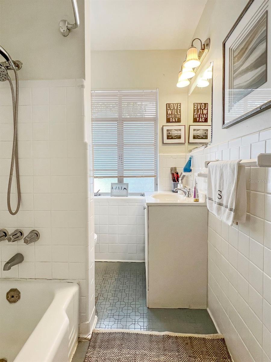 1045 Unit 1 Bathroom