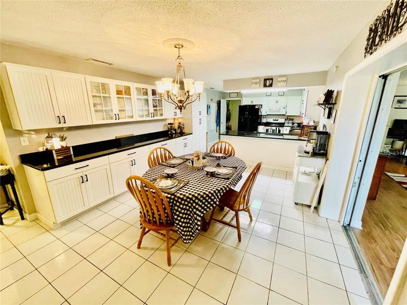 Eat-in kitchen