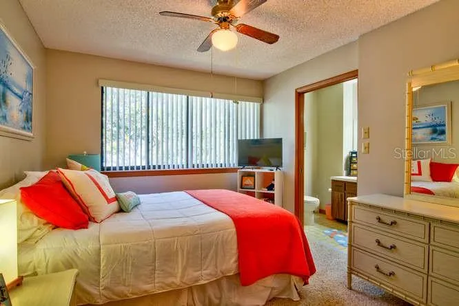 Guest bedroom QUEEN size bed + smart TV