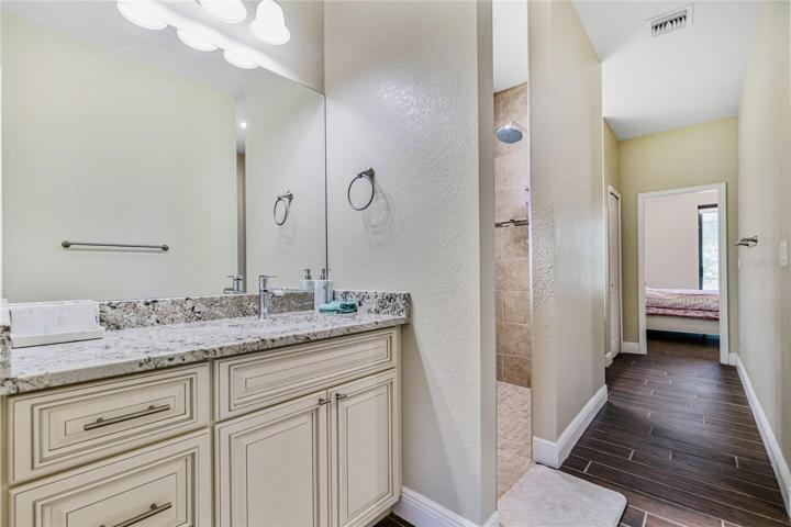 En suite guest bathroom