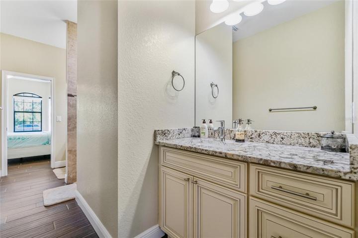 En suite guest bathroom