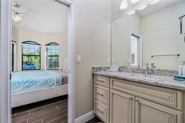 En suite guest bathroom
