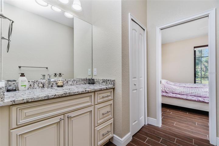 En suite guest bathroom