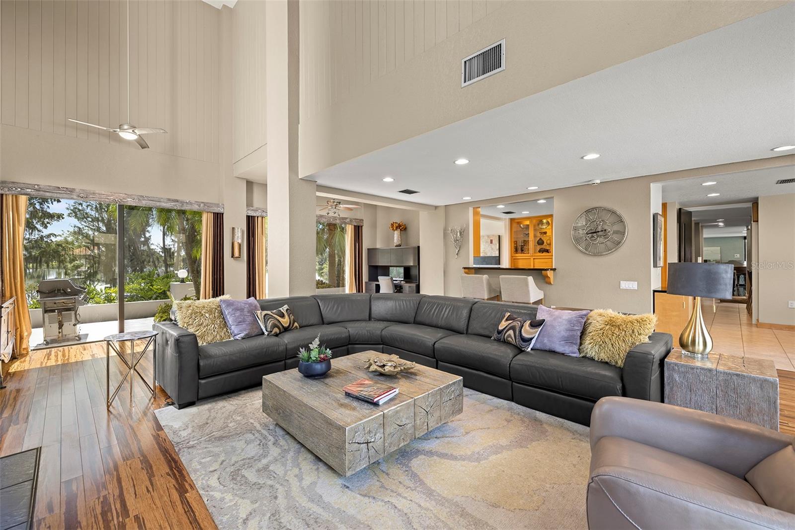 LIVING ROOM WITH VIEWS ON BOTH SIDES / POOL COURTYARD AND LAKEVIEW COURTYARD