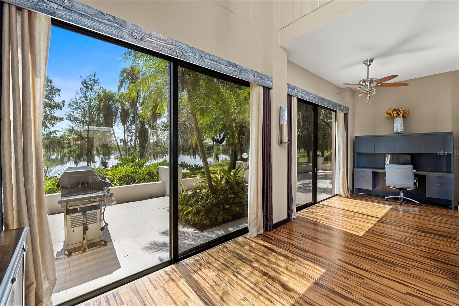 LIVING ROOM WITH VIEWS ON BOTH SIDES / POOL COURTYARD AND LAKEVIEW COURTYARD