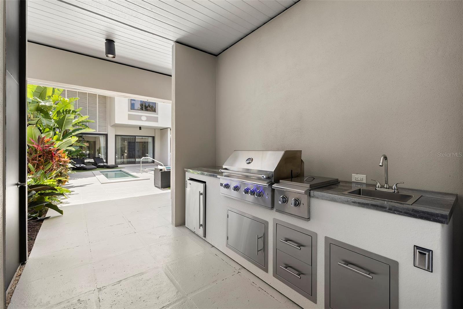 OUTDOOR KITCHEN