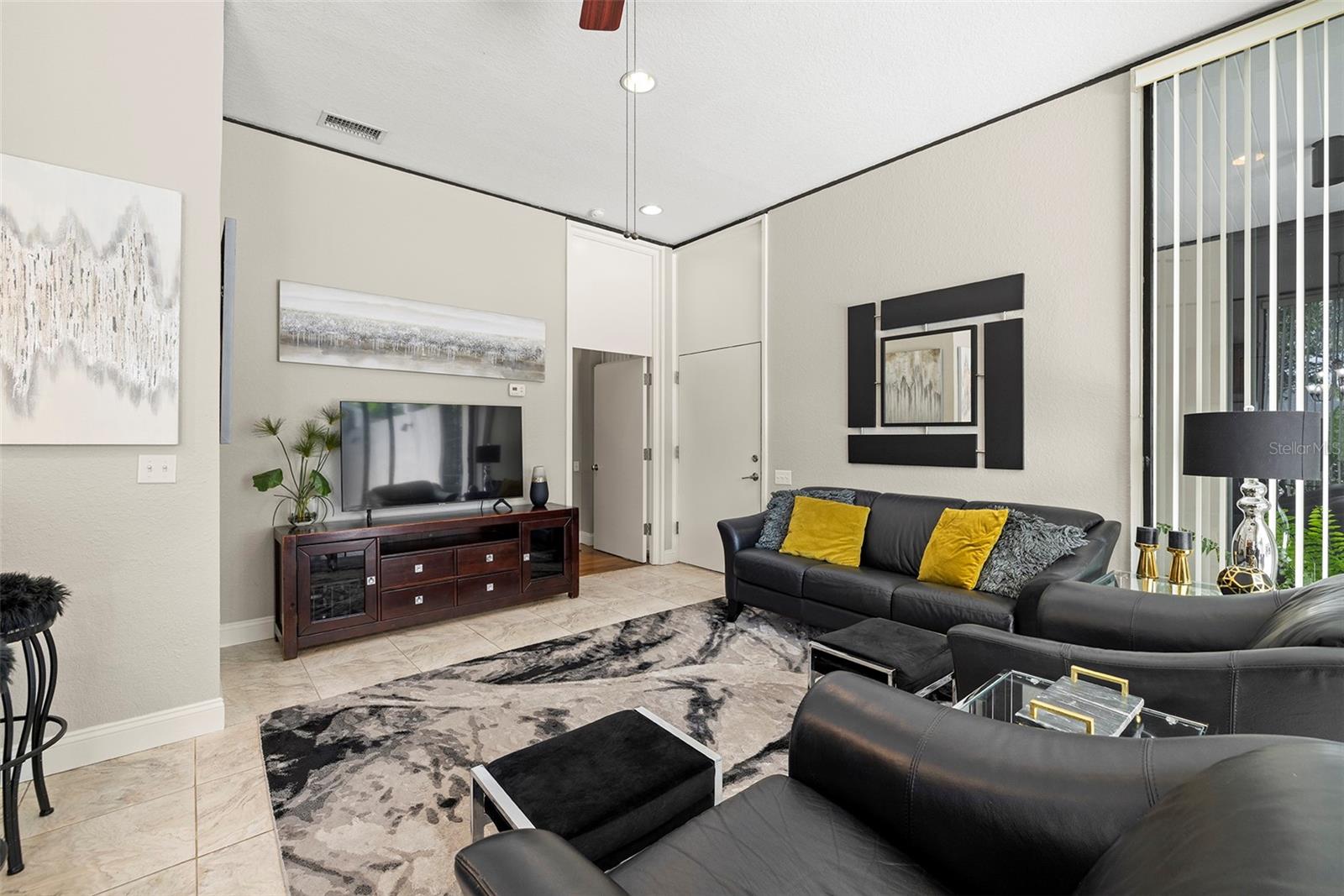 GUEST HOUSE WITH OPEN LIVINGROOM AND COURTYARD VIEW