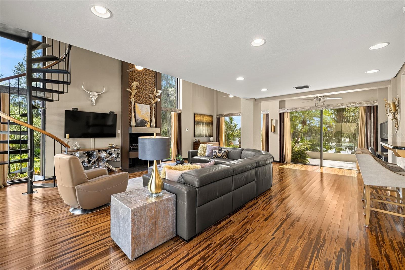 LIVING ROOM WITH VIEWS ON BOTH SIDES / POOL COURTYARD AND LAKEVIEW COURTYARD