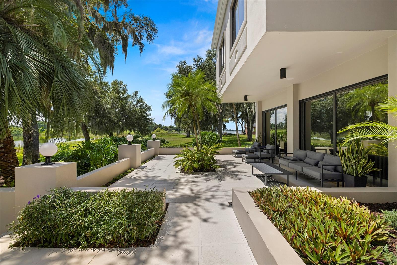 LAKSIDE LANAI