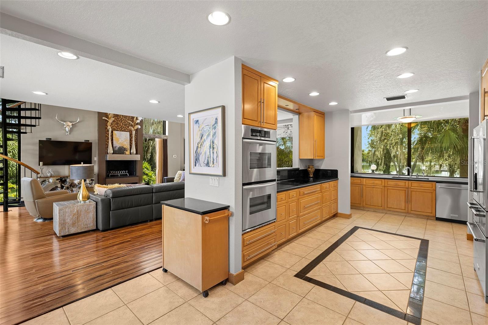 OVERSIZED KITCHEN