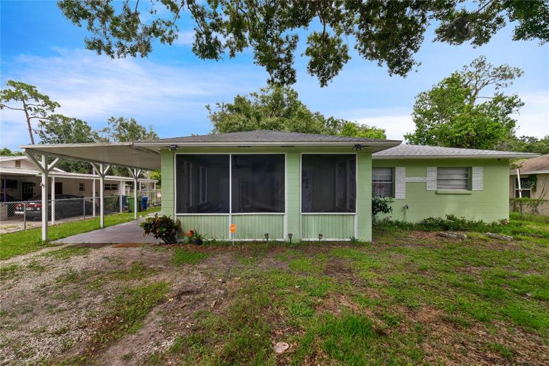 Welcome to West Winter Haven and this 3BD/1.5BA home just minutes from Lake Howard with a NEW ROOF, A/C and WATER HEATER in 2021 and a fresh KITCHEN and BATHROOM UPDATE in 2022!