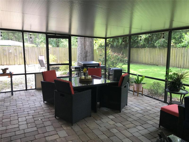 outdoor patio/dining area