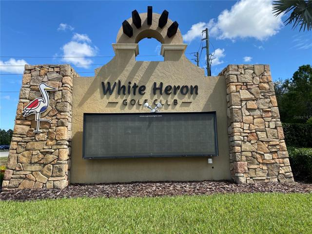 Golf course entrance near community