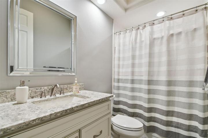 Full Guest Bath off Kitchen/Family Room