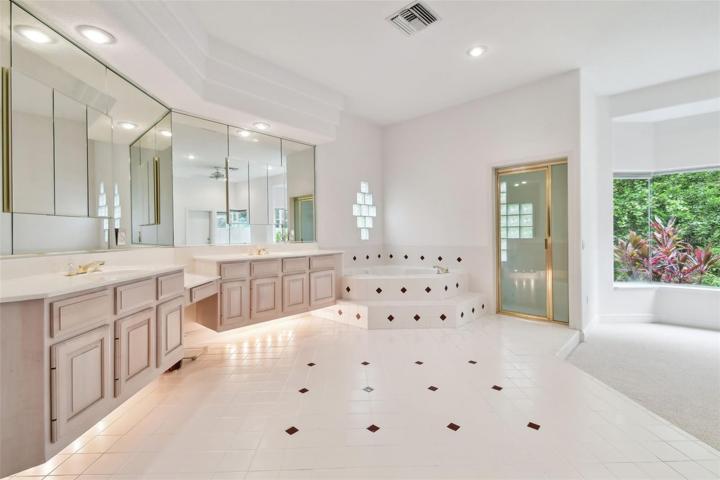 Huge Bath - Designed by Famed Golfer