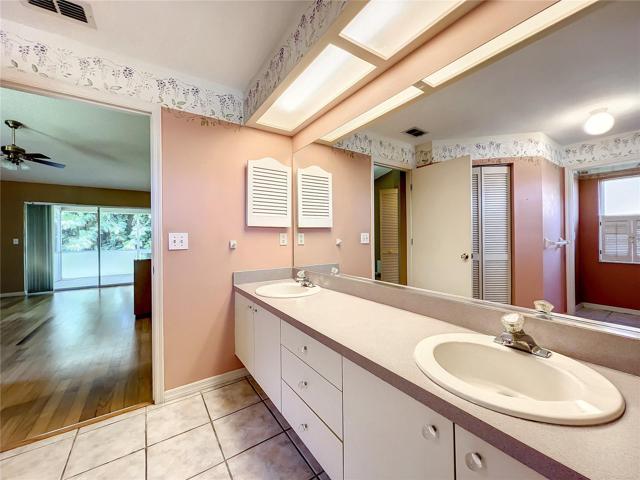 Master bath with dual sinks