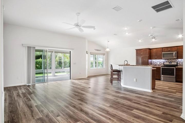 LARGE LIVING ROOM SPACE
