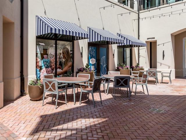 Cafes and restaurants at Wellen Park!
