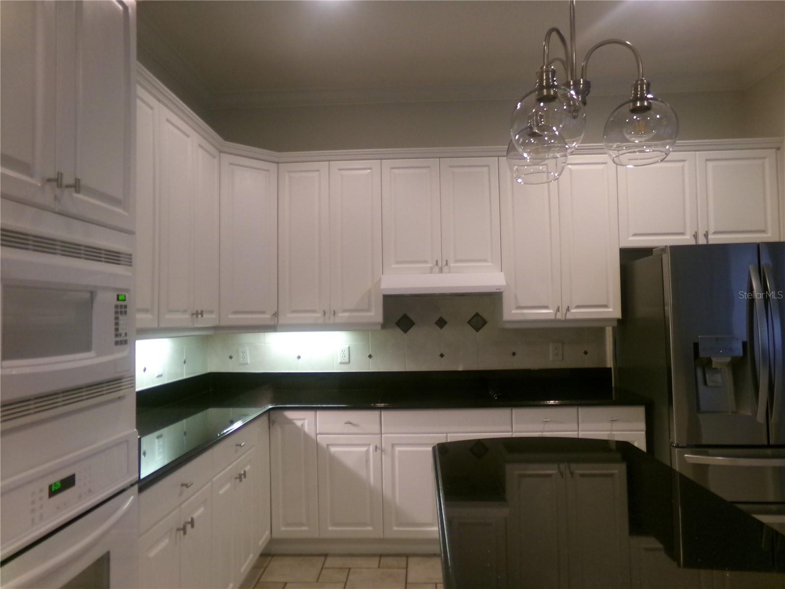 SPACIOUS KITCHEN COOKTOP