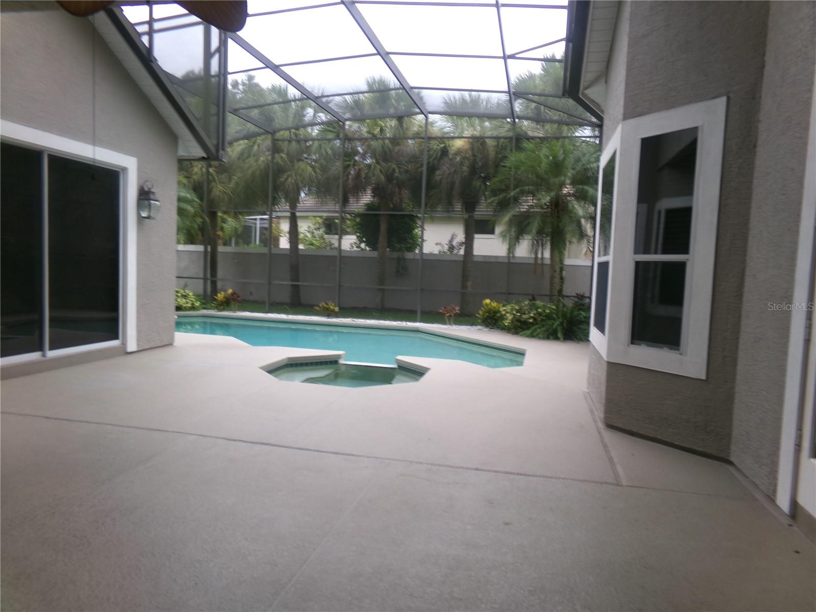SCREENED IN POOL/JACUZZI/LANAI
