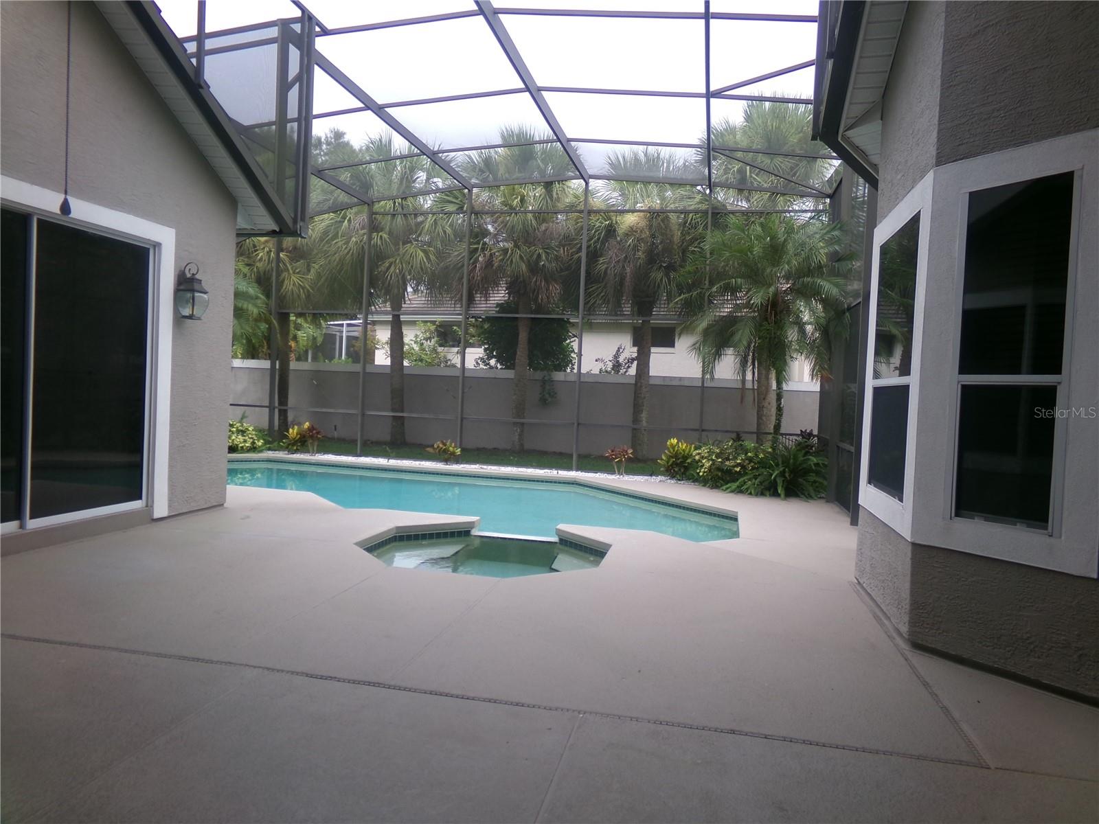 POOL/JACUZZI AREA