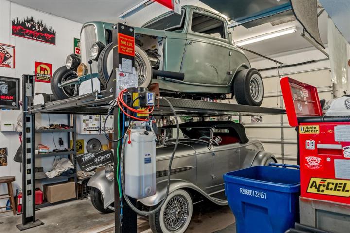 2811 102nd Ave EParrish, FL 342194 post car lift is negotiableMLS# A4577451