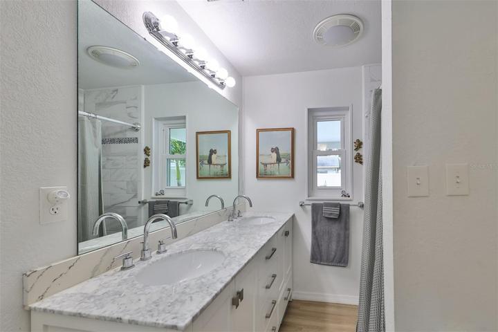 Master en-suite bathroom